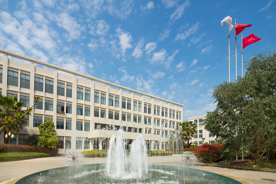 14708874241371424E79.jpg intro01.jpg